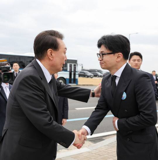 윤석열 대통령이 22일 경기도 평택 소재 해군 제2함대사령부에서 거행된 제9회 서해수호의날 기념식을 마친 뒤 한동훈 국민의힘 비상대책위원장과 악수하고 있다. 대통령실 제공