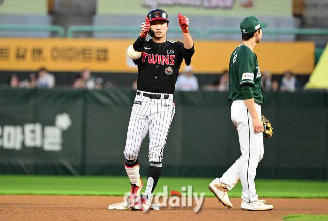 2024년 4월 21일 오후 인천 SSG랜더스필드에서 '2024 신한 SOL Bank KBO리그' LG 트윈스와 SSG 랜더스의 더블헤더 2차전 경기가 열렸다. LG 박해민이 4회초 무사 2.3루서 2타점 2루타를 친 뒤 기뻐하고 있다./인천=유진형 기자 zolong@mydaily.co.kr