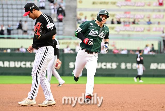 2024년 4월 21일 오후 인천 SSG랜더스필드에서 '2024 신한 SOL Bank KBO리그' LG 트윈스와 SSG 랜더스의 더블헤더 2차전 경기가 열렸다. SSG 최지훈이 1회말 선두타자 홈런을 친 뒤 그라운드를 돌고 있다./인천=유진형 기자 zolong@mydaily.co.kr