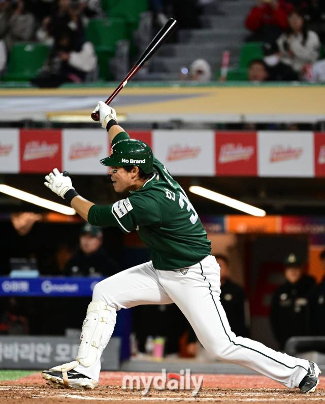 2024년 4월 21일 오후 인천 SSG랜더스필드에서 '2024 신한 SOL Bank KBO리그' LG 트윈스와 SSG 랜더스의 더블헤더 2차전 경기가 열렸다. SSG 한유섬이 7회말 무사 1.2루서 1타점 적시타를 치고 있다.