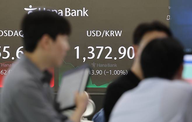 서울 중구 하나은행 딜링룸 전광판에 원/달러 환율이 표시돼 있다.[연합]