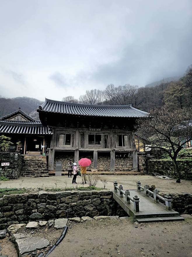 화암사 우화루.