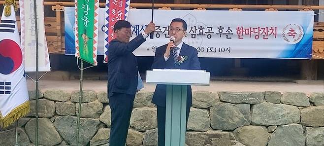 이상덕 전 국회부의장 장남인 이지형씨가 인사말을 하고 있다.