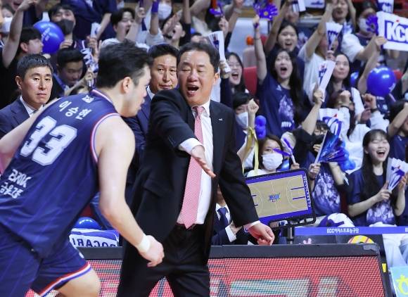 전창진 부산 KCC 감독이 21일 부산 사직실내체육관에서 열린 2023~24 프로농구 4강 플레이오프 4차전 원주 DB와의 홈 경기에서 이승현과 하이파이브하고 있다. 부산 연합뉴스