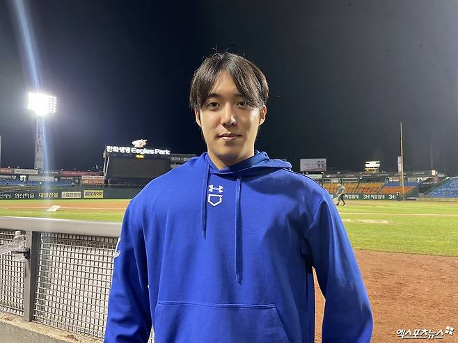 삼성 라이온즈 선발투수 원태인이 20일 대전 한화생명이글스파크에서 열린 2024 신한 SOL Bank KBO리그 한화 이글스와의 원정경기에서 6이닝 무실점으로 시즌 3승째를 챙긴 뒤 기념촬영 하고 있다. 대전, 최원영 기자