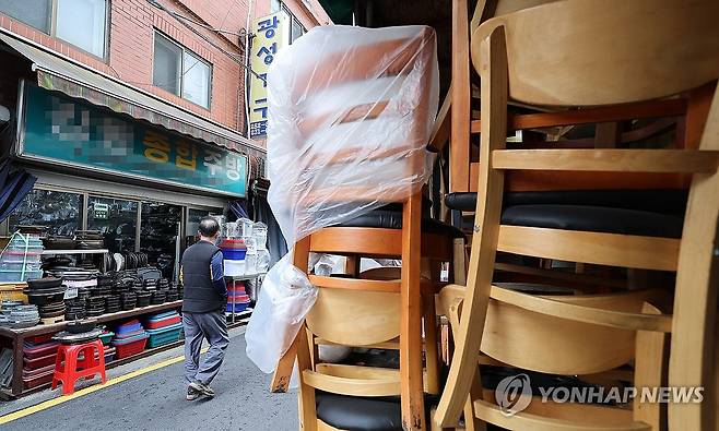 거리에 쌓인 중고 주방가구 [연합뉴스 자료사진]