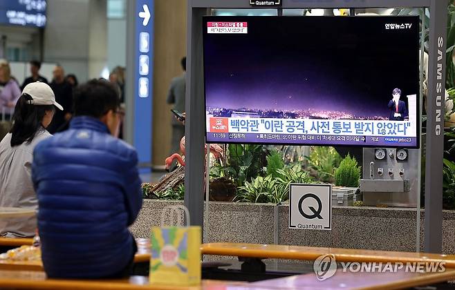이란-이스라엘 충돌로 중동 하늘길 비상 (영종도=연합뉴스) 김인철 기자 = 이란의 이스라엘 보복 공격 후 각국 항공사들이 유럽과 아시아를 잇는 항공기의 운항을 취소하거나 항로를 변경하는 등 차질이 빚어지고 있는 16일 인천국제공항 제1터미널 내 TV에 이란-이스라엘 분쟁 관련 뉴스가 나오고 있다. 2024.4.16 yatoya@yna.co.kr
