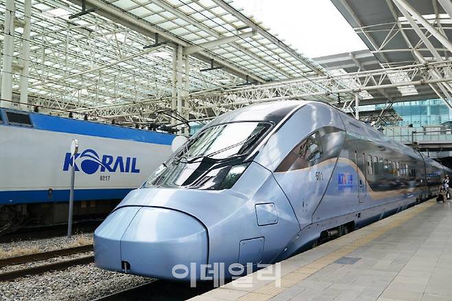 KTX-청룡 시승열차가 서울역으로 진입 중이다. (사진=한국철도공사)