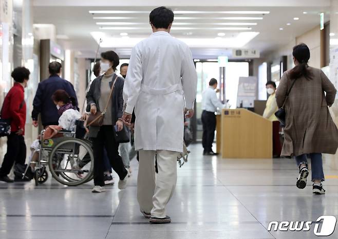 대구의 한 대학병원에서 환자와 보호자 사이에서 의료진이 이동하고 있다. /뉴스1 ⓒ News1 공정식 기자