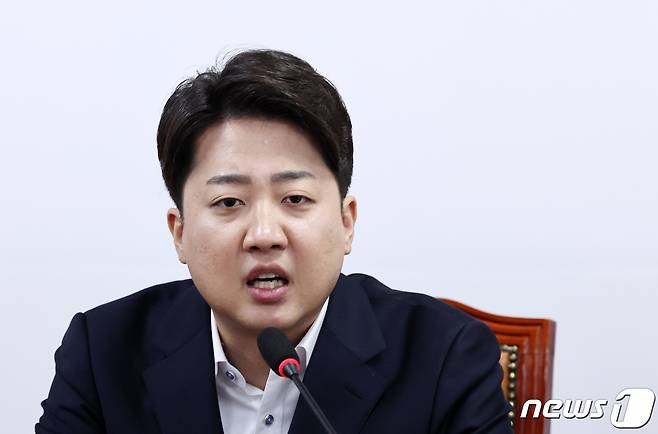 이준석 개혁신당 대표가 22일 오전 서울 여의도 국회에서 열린 최고위원회의에서 모두발언을 하고 있다. 2024.4.22/뉴스1 ⓒ News1 구윤성 기자