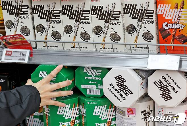 지난 18일 서울의 한 대형마트를 찾은 시민이 빼빼로를 구매하고 있다. 롯데웰푸드는 코코아 가격이 폭등의 영향으로 내달 1일부터 초콜릿 과자·빙과 17종 가격을 평균 12% 인상한고 밝혔다. 2024.18/뉴스1 ⓒ News1 장수영 기자