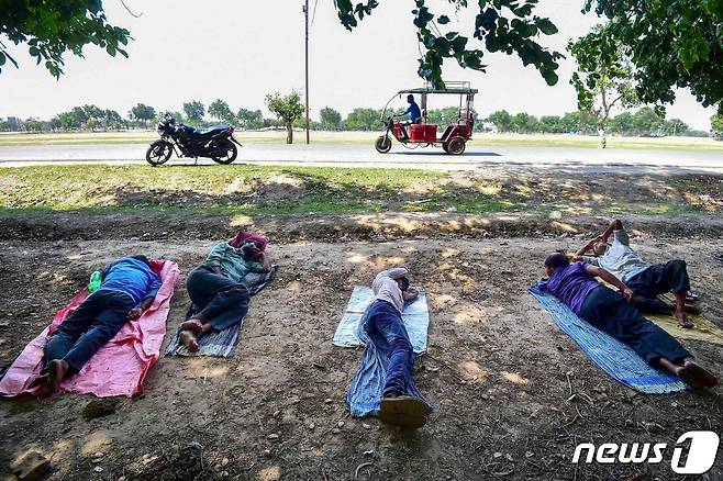 인도를 강타한 폭염으로 인해, 인도 현지 주민들이 강렬한 햇빛을 피해 그늘로 대피해 더위를 식히고 있다 . <자료사진> ⓒ AFP=뉴스1 ⓒ News1 이유진 기자