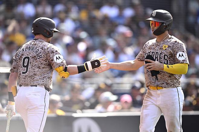 김하성이 22일(한국시간) 미국 캘리포니아주 샌디에이고의 펫코파크에서 열린 2024 메이저리그(MLB) 토론토 블루제이스와 경기에 6번 타자 유격수로 선발 출장했다. 8회 홈을 밟으며 득점을 올린 김하성이 축하를 받고 있다. 사진 | USA투데이 연합뉴스