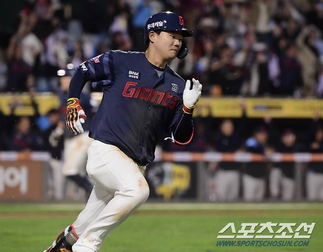 2일 대전 한화생명이글스파크에서 열린 롯데와 한화의 경기. 8회초 2사 1, 3루 손호영이 1타점 적시타를 친 후 달려나가고 있다. 대전=정재근 기자 cjg@sportschosun.com/2024.4.2/