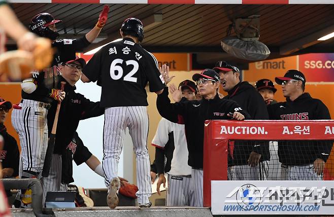 21일 인천 SSG랜더스필드에서 열린 SSG 랜더스와 LG 트윈스의 경기. 9회초 1사 3루 LG 문보경 희생플라이 때 득점한 최승민이 염경엽 감독과 하이파이브를 하고 있다. 인천=박재만 기자 pjm@sportschosun.com/2024.04.21/