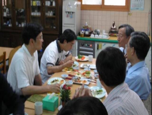 이재용 삼성전자 회장(당시 상무·왼쪽에서 1번째)이 요셉의원 관계자들과 함께 식사하고 있다. /책 '의사 선우경식'