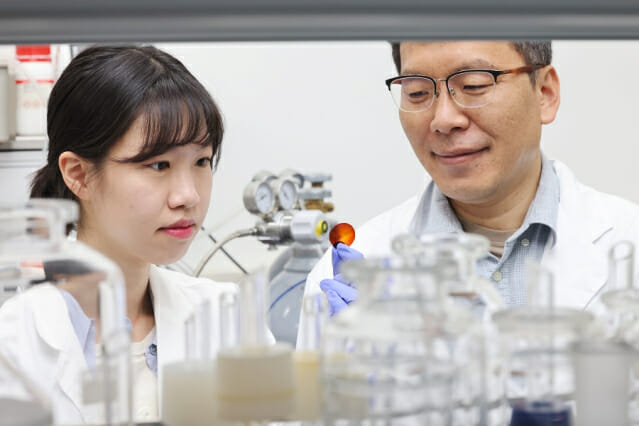 양산 가능한 이산화탄소 분리막을 개발한 KAIST 생명공학과 배태현 교수(오른쪽)와 이홍주 연구원.