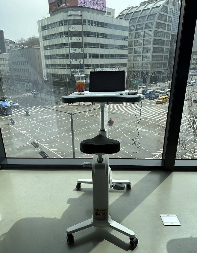 자전거를 타며 일할 수 있는 책상/이혜운 기자