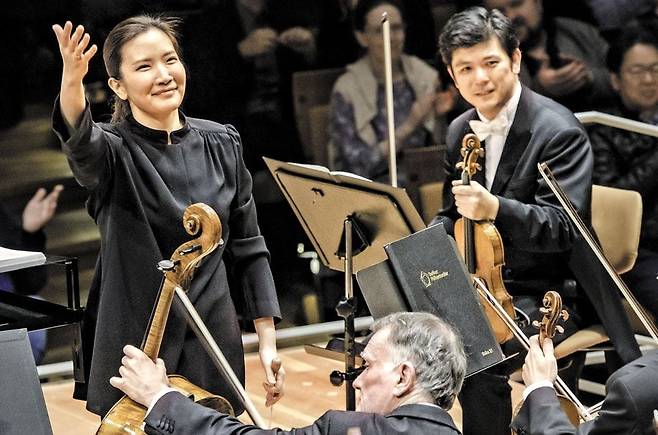 지휘자 김은선(왼쪽)이 20일 베를린 필하모닉 연주회를 마친 뒤 관객들의 박수에 답하고 있다. 오른쪽은 베를린 필 악장인 일본 바이올리니스트 가시모토 다이신. /베를린 필하모닉