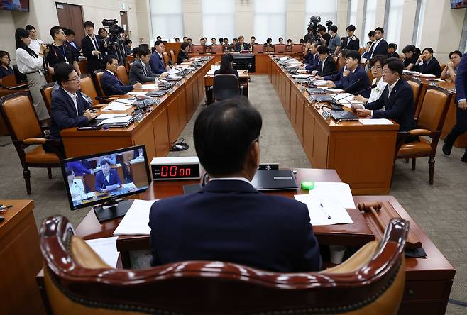 31일 서울 여의도 국회에서 행정안전위원회 전체회의가 열리고 있다. 이날 더불어민주당은 국민의힘 의원들의 불참 속에 '이태원 참사 특별법'을 단독 처리했다. /뉴스1