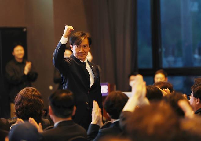조국혁신당 조국 대표가 22일 전북 전주에서 열린 '총선 승리 보고대회'에서 손을 들어보이고 있다./연합뉴스