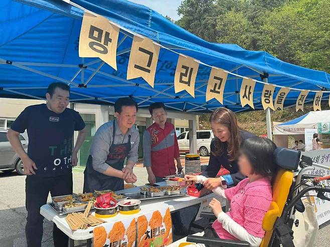 BBQ, 장애인의 날 치킨 기부