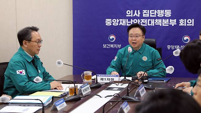 조규홍 보건복지부 장관이 22일 오전 정부세종청사에서 열린 의사 집단행동 중앙재난안전대책본부 회의를 주재하고 있다. 왼쪽은 박민수 보건복지부 2차관./연합뉴스