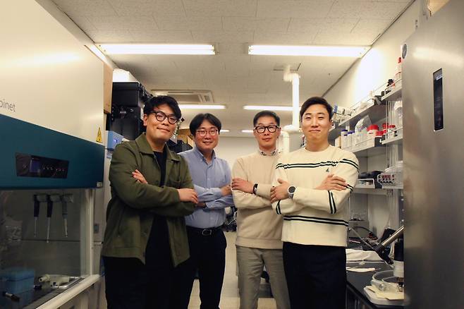 꽃잎 모방 나노 구조체를 섬유 표면에 형성하는 섬유 코팅기술을 개발한 공동연구팀. 왼쪽부터 정상빈 한국산업기술시험원 연구원, 정재희 세종대 기계공학과 교수, 최동윤 한국생산기술연구원 수석연구원, 이동욱 생기원 박사후연구원./한국생산기술연구원