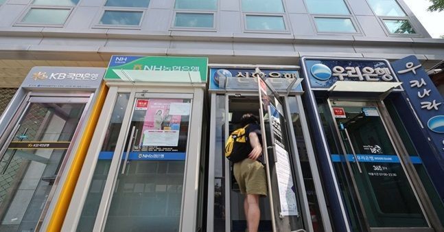 서울 시내에 은행 자동화기기들이 늘어서 있다. ⓒ연합뉴스