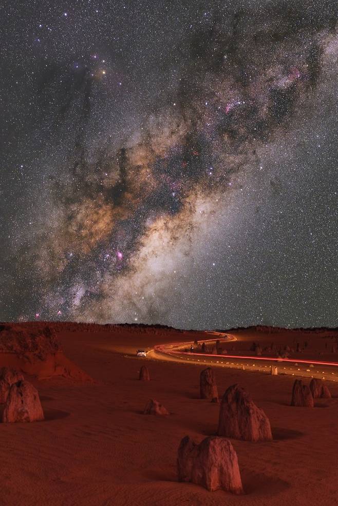 김경민 씨의 '은하로 가는 길잡이'는 서호주 피나클스 사막에서 촬영했다. 우리 은하를 만나러 가는 길이 있다고 상상하며 그 길을 안내해 주는 느낌을 차량 궤적과 함께 담아 보았다. 천문연 제공