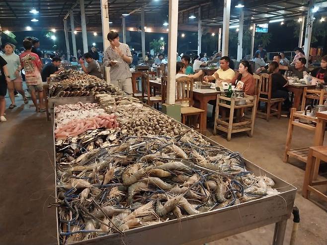 치앙라이 시내에서 우연히 발견한 무카타 뷔페의 모습.