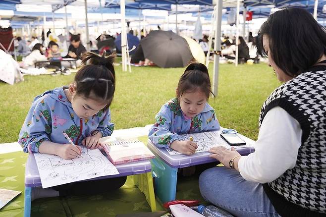 지난 20일 전주 휴비스 공장에서 열린 '제26회 자연사랑 파란마음 그림축제'에서 참가자가 그림을 그리고 있다. 삼양그룹 제공