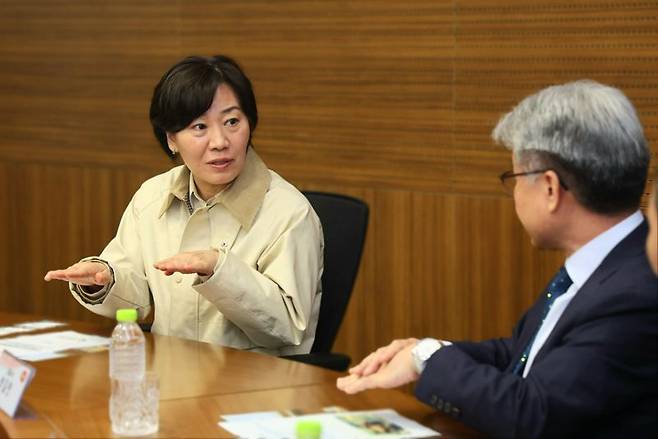 22일 송미령 농림축산식품부 장관이 닭 계열사업자인 (주)한강식품을 찾아 수급 및 가격 상황에 대해 이야기하고 있다. /사진=농림축산식품부