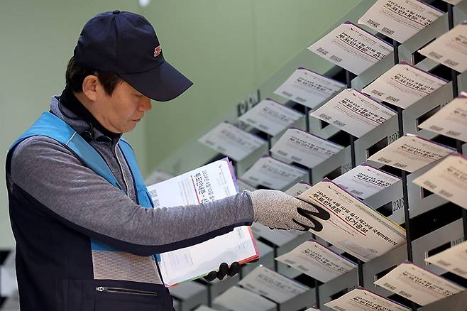 부천우체국 집배원이 지난달 30일 경기도 부천시 상동 한 주상복합건물 우편함에 제22대 국회의원선거 투표안내문을 배송하고 있다. (사진=우정사업본부)