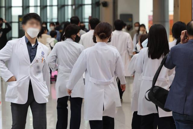 11일 오후 서울 시내 대학병원에서 의료진들이 이동하고 있다. 뉴시스