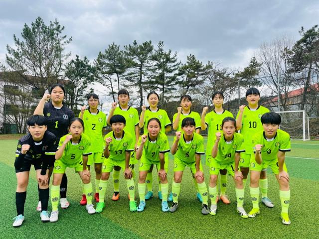 올해 3월 창단한 전북체육중 여자 축구부 선수들이 파이팅을 외치고 있다. 전북체육중 제공