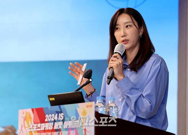 '2024 IS 스포츠 마케팅 써밋 아카데미'가 16일 오후 서울 순화동 KG타워 하모니홀에서 열렸다. 두번째 연사로 나온 한유미 KBSN스포츠 배구 해설위원이 '끝날 때까지 끝난 게 아니다, 한유미의 배구 인생'이란 주제로 강의를 하고 있다. 일간스포츠가 산업 발전의 동력인 전문성 있는 리더 발굴·양성에 기여하기 위해 지난해 개설한 'IS 스포츠 마케팅 써밋 아카데미(Sports Marketing Summit Academy: SMSA)'는 올해 '스포츠 마케팅의 넥스트 제너레이션'이라는 대 주제 아래, 더 화려한 강사진과 알찬 강의로 꾸며진다. 16일 첫 강을 시작으로 6월 4일까지 매주 화요일 총 8회 22강으로 진행된다. 김민규 기자 mgkim1@edaily.co.kr /2024.04.16/