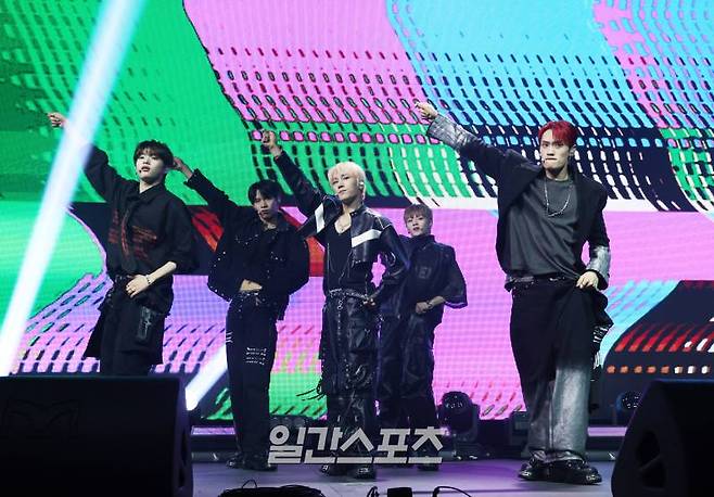 그룹 티아이오티 홍건희, 최우진, 신에찬, 김민성, 금준현이 22일 오후 서울 마포구 신한카드 SOL 페이 스퀘어 라이브홀에서 열린 데뷔앨범 '킥-스타트' 발매 기념 쇼케이스에 참석해 타이틀곡 무대를 선보이고 있다. 타이틀곡 '락 땡'은 소울 앤 힙합 장르의 곡. 서병수 기자 qudtn@edaily.co.kr /2024.04.22/