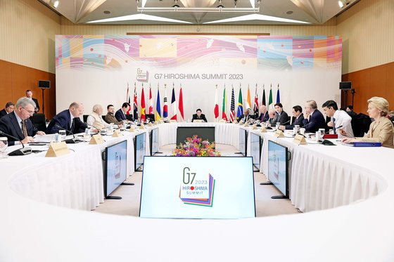 지난해 주요 7개국(G7) 정상회의 참석차 일본을 방문한 윤석열 대통령이 G7 정상회의 확대세션에 참석해 자리하고 있다. 윤 대통령 왼쪽은 볼로디미르 젤렌스키 우크라이나 대통령. 대통령실