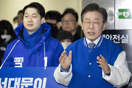 이재명 더불어민주당 대표가 지난달 26일 김동아 당시 후보와 함께 서울 아현역에서 출근길 시민들에게 인사하고 있다. 전민규 기자
