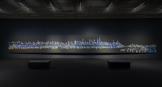 이번 전시에서 최초로 공개하는 16m의 대형 파노라마 작품 ‘Night in New York’은 맨해튼에서 뉴저지까지 연결되는 스카이라인을 묘사한다.