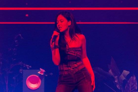 비비는 도발적인 19금 가사의 노래를 불러와, '어둠의 아이유'라는 별명을 갖고 있다. 사진 필굿뮤직