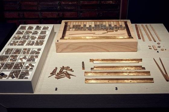 금속활자는 낱개의 금속활자를 자유자재로 조판할 수 있기 때문에 페이지 전체를 조각해야 하는 목판 인쇄에 비해 새로운 서적 제작 속도가 빠르다.