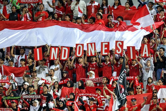 뜨거운 응원전을 펼치는 인도네시아 팬들. AFP=연합뉴스