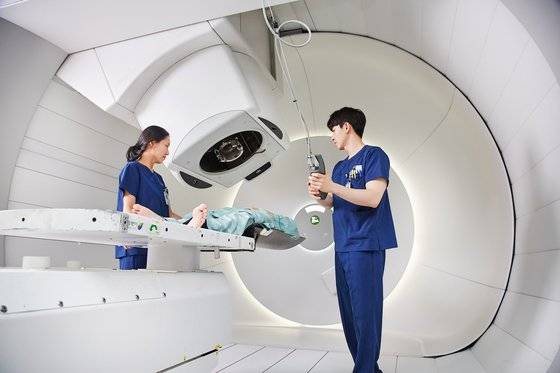 국립암센터의 양성자치료기. 중앙포토, 사진 국립암센터