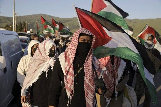 지난 15일(현지시간) 미국 캘리포니아 프리몬트에서 친팔레스타인 시위대가 행진하고 있다. AP=연합뉴스