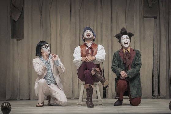 연극 '스카팽' 공연 사진. 캐릭터의 특징을 과장되게 표현하는 분장과 의상은 유럽의 코미디극 양식인 '코미디아 델라르테'의 특징 중 하나다. 사진 국립극단