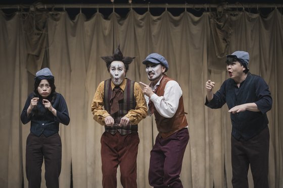 연극 '스카팽'을 공연 중인 배우와 수어통역사들. 권재은 수어통역사(왼쪽에서 첫 번째)는 현직 연극 배우이기도 하다. 사진 국립극단