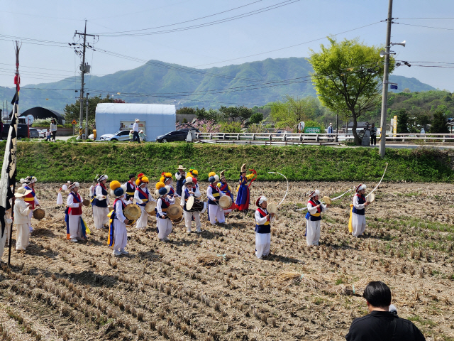제누리 두레농악놀이 행사가 최근 춘천 사암리 마을회관에서 열렸다.