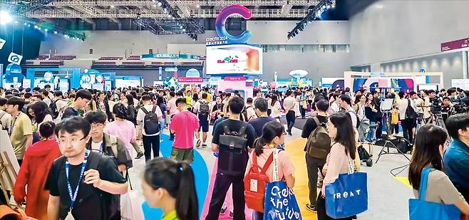 중국 바이두가 지난 16일 중국 선전에서 개최한 ‘AI 개발자 대회’에 개발자 7000여 명이 모여 인산인해를 이뤘다. 이날 ‘어니봇’을 적용한 휴머노이드 로봇 ‘워커S’가 처음으로 공개됐다.  선전=신정은 기자